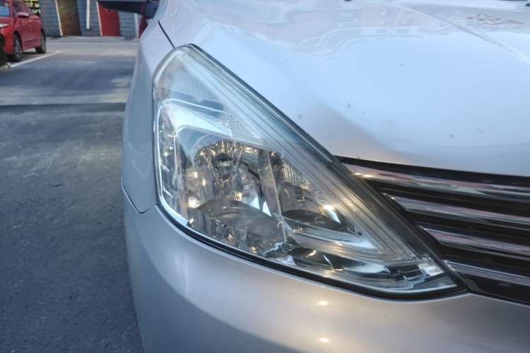 Used Nissan Livina 2013 1.6XE Manual Comfort Edition Right Front Headlight