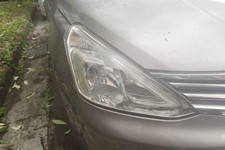 Used Nissan Livina 2013 1.6XE Manual Comfort Edition Right Front Headlight