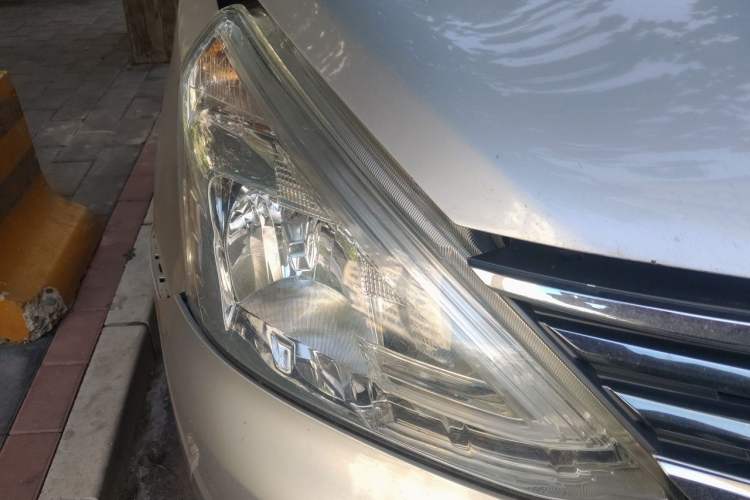 Used Nissan Livina 2013 1.6XE Manual Comfort Edition Right Front Headlight