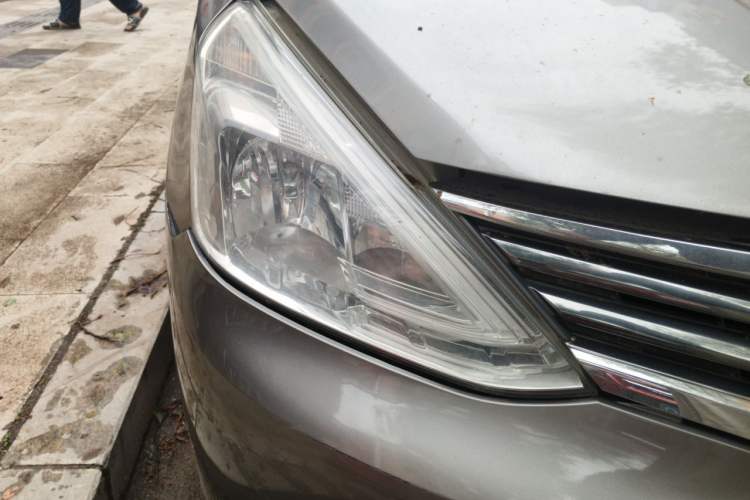Used Nissan Livina 2013 1.6XL Manual Luxury Edition Right Front Headlight