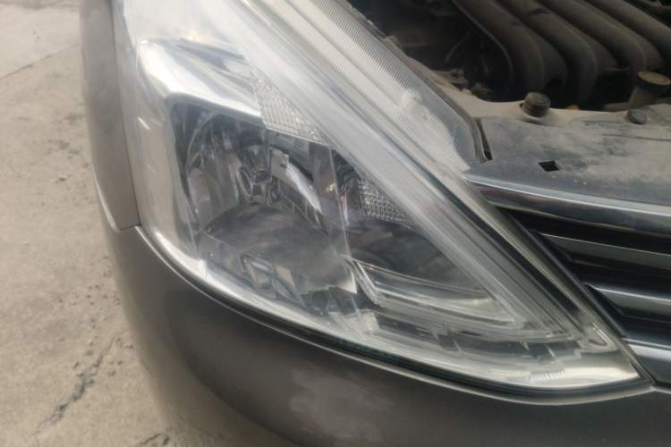Used Nissan Livina 2013 1.6XE Manual Comfort Edition Right Front Headlight