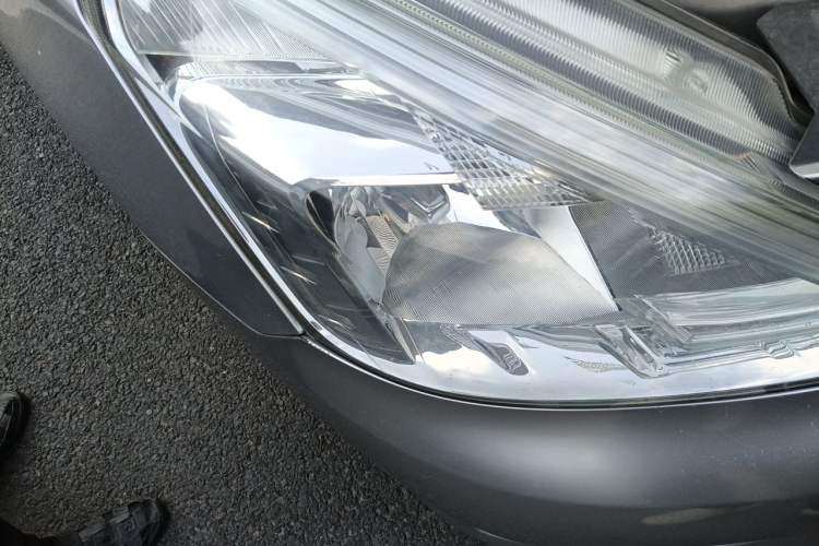 Used Nissan Livina 2013 1.6XE Manual Comfort Edition Right Front Headlight