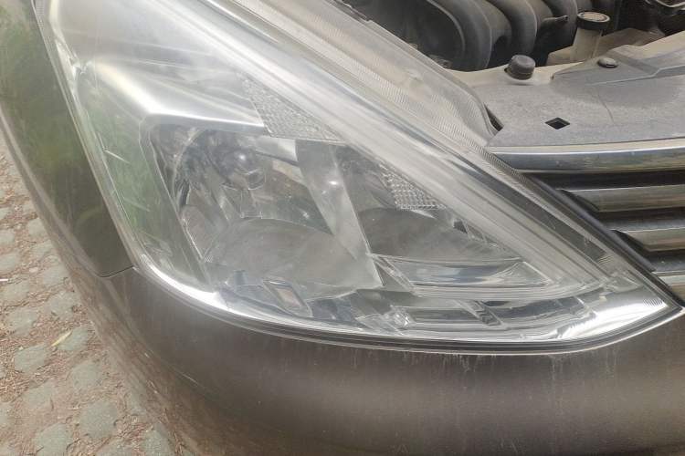 Used Nissan Livina 2013 1.6XE Manual Comfort Edition Right Front Headlight