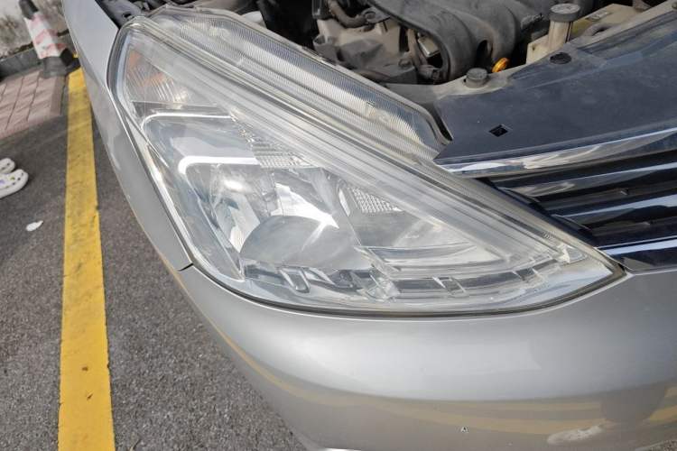 Used Nissan Livina 2013 1.6XE Manual Comfort Edition Right Front Headlight