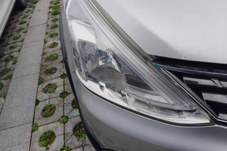 Used Nissan Livina 2013 Jingrui 1.6XL Manual Comfort Edition Right Front Headlight
