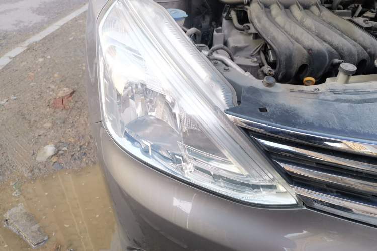 Used Nissan Livina 2013 1.6XE Manual Comfort Edition Right Front Headlight