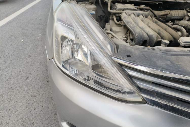 Used Nissan Livina 2013 1.6XE Manual Comfort Edition Right Front Headlight