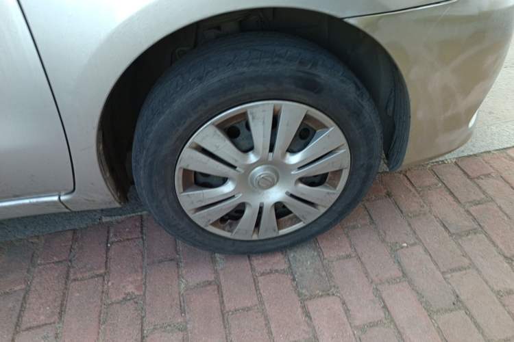 Used Nissan Livina 2013 1.6XE Manual Comfort Edition Right Front Wheel Hub