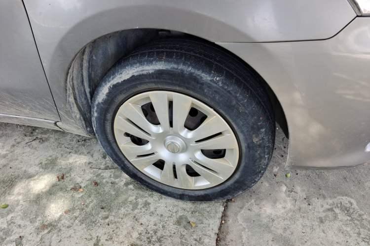 Used Nissan Livina 2013 1.6XE Manual Comfort Edition Right Front Wheel Hub