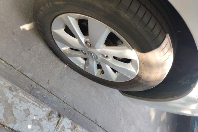 Used Nissan Livina 2013 1.6XL Manual Luxury Edition Right Front Wheel Hub