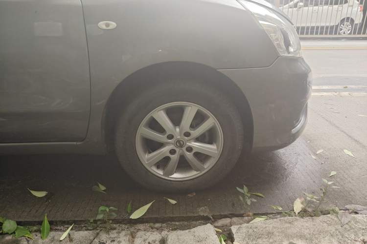 Used Nissan Livina 2013 1.6XE Manual Comfort Edition Right Front Wheel Hub
