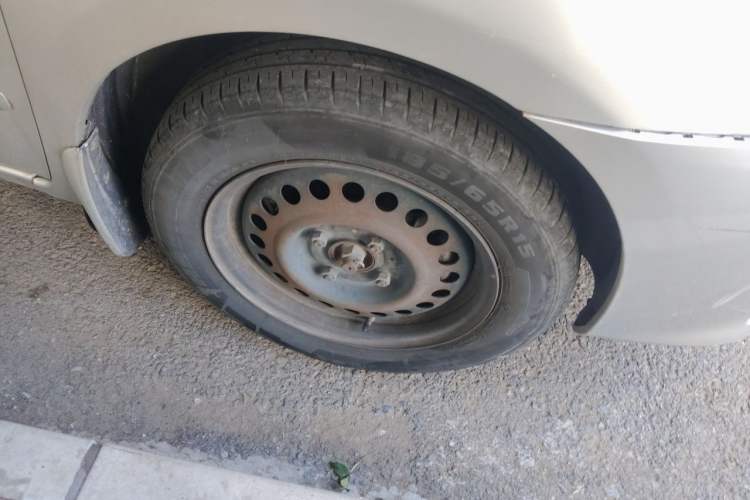 Used Nissan Livina 2013 1.6XE Manual Comfort Edition Right Front Wheel Hub