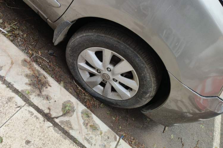 Used Nissan Livina 2013 1.6XL Manual Luxury Edition Right Front Wheel Hub
