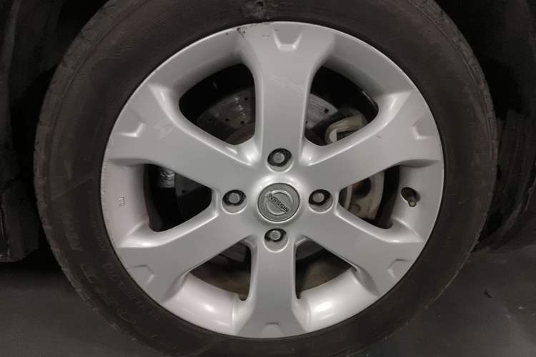 Used Nissan Livina 2013 JINRUI 1.6XV CVT Luxury Edition Right Front Wheel Hub