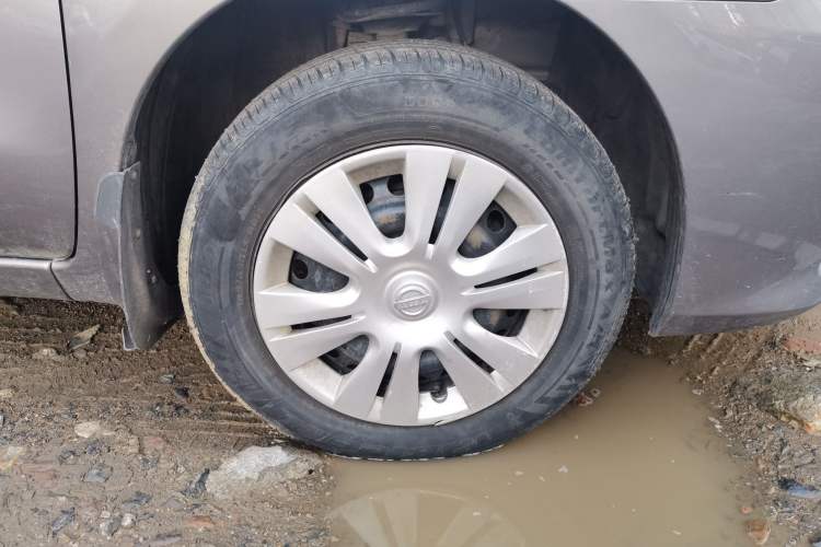 Used Nissan Livina 2013 1.6XE Manual Comfort Edition Right Front Wheel Hub