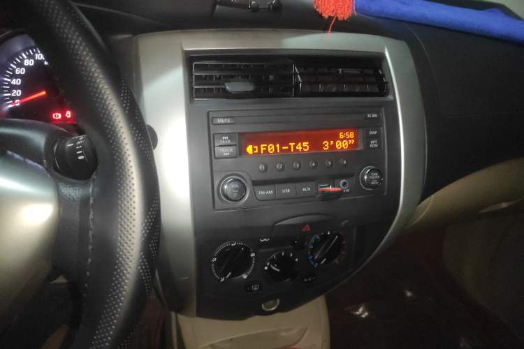 Used Nissan Livina 2013 1.6XL CVT Luxury Edition Audio And AC Panel