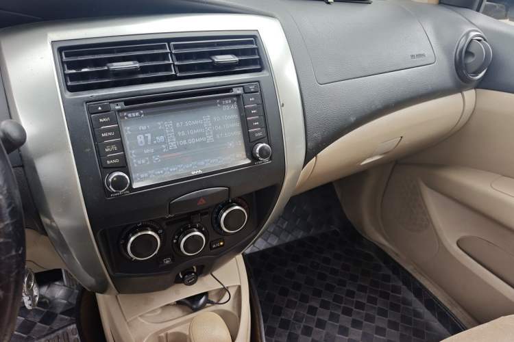 Used Nissan Livina 2013 1.6XE CVT Comfort Edition Audio And AC Panel