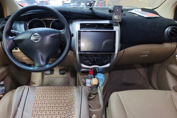 Used Nissan Livina 2013 1.6XE Manual Comfort Edition Center Console