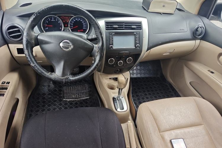 Used Nissan Livina 2013 1.6XE CVT Comfort Edition Center Console