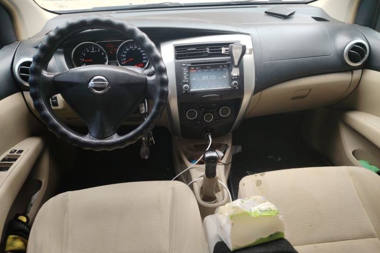 Used Nissan Livina 2013 1.6XE Manual Comfort Edition Center Console