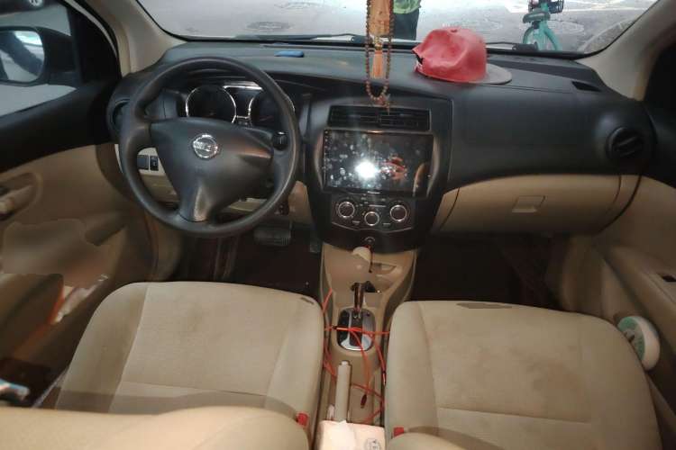 Used Nissan Livina 2013 1.6XE CVT Comfort Edition Center Console