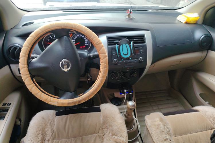 Used Nissan Livina 2013 1.6XE Manual Comfort Edition Center Console