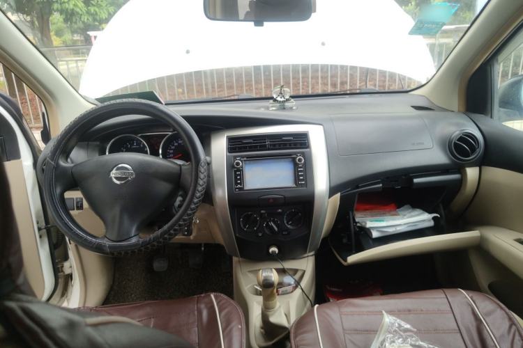 Used Nissan Livina 2013 1.6XE Manual Comfort Edition Center Console