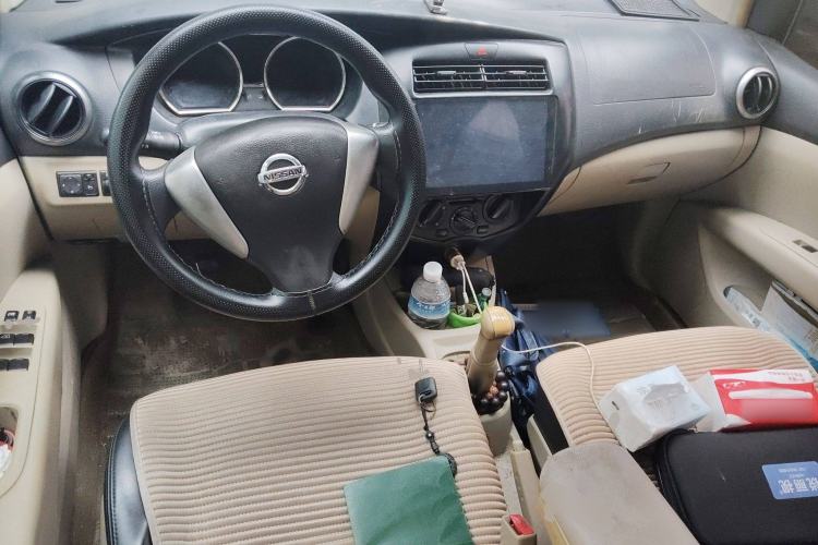 Used Nissan Livina 2013 1.6XL Manual Luxury Edition Center Console
