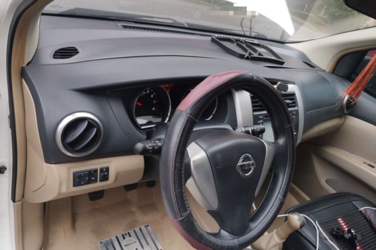 Used Nissan Livina 2013 1.6XL Manual Luxury Edition Center Console