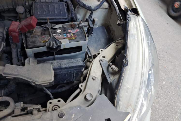 Used Nissan Livina 2013 1.6XE Manual Comfort Edition Engine Bay Left