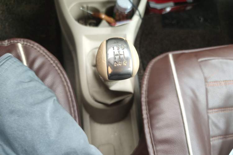 Used Nissan Livina 2013 1.6XE Manual Comfort Edition Gear Lever