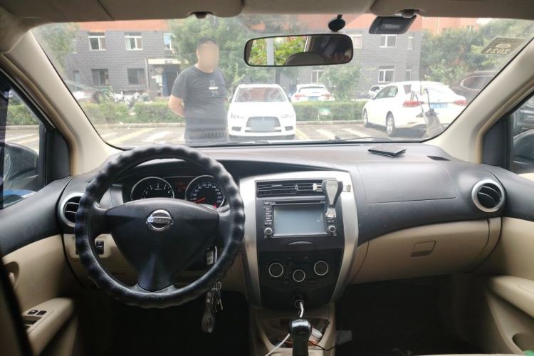 Used Nissan Livina 2013 1.6XE Manual Comfort Edition Headliner
