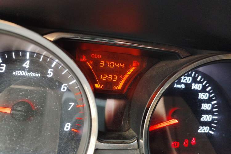 Used Nissan Livina 2013 1.6XE Manual Comfort Edition Odometer Close Up