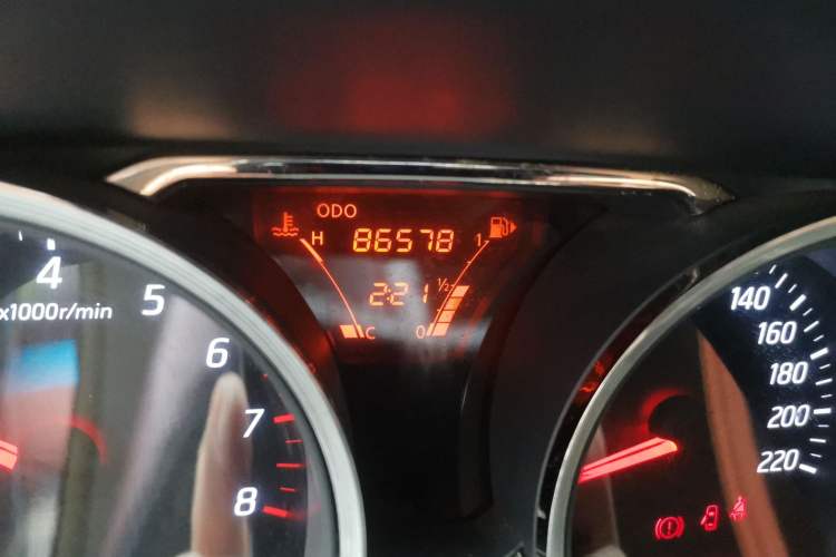 Used Nissan Livina 2013 1.6XL Manual Luxury Edition Odometer Close Up