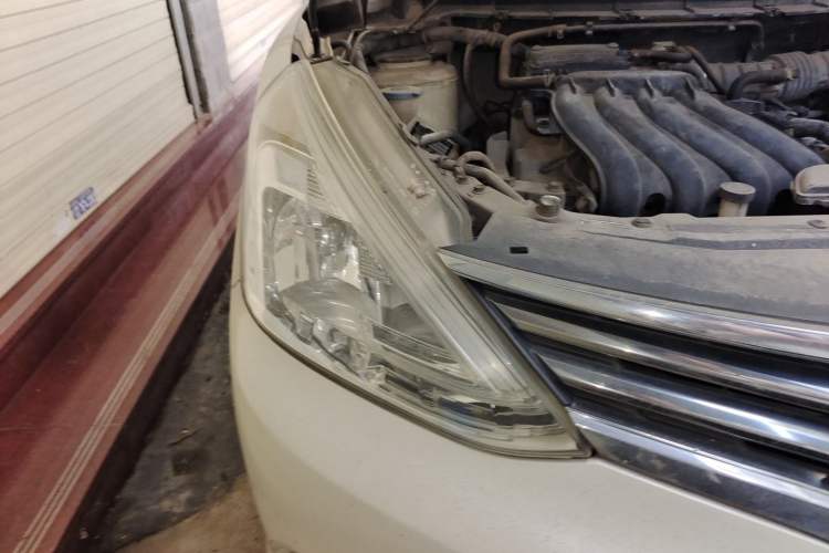 Used Nissan Livina 2013 1.6XE Manual Comfort Edition Right Front Headlight