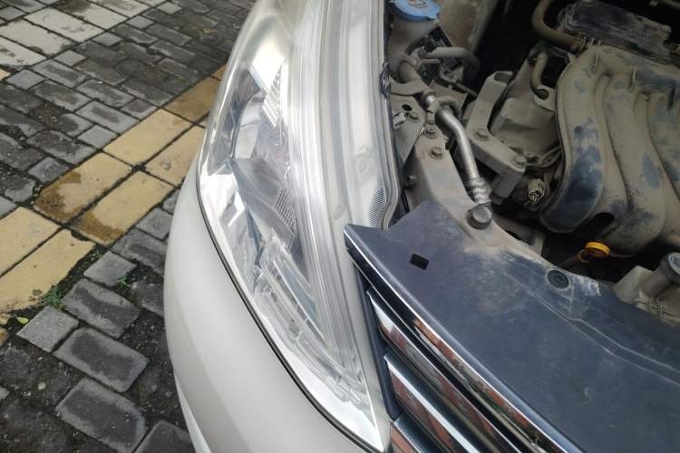 Used Nissan Livina 2013 1.6XE Manual Comfort Edition Right Front Headlight