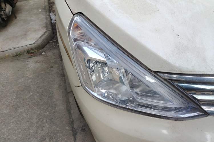 Used Nissan Livina 2013 1.6XE Manual Comfort Edition Right Front Headlight