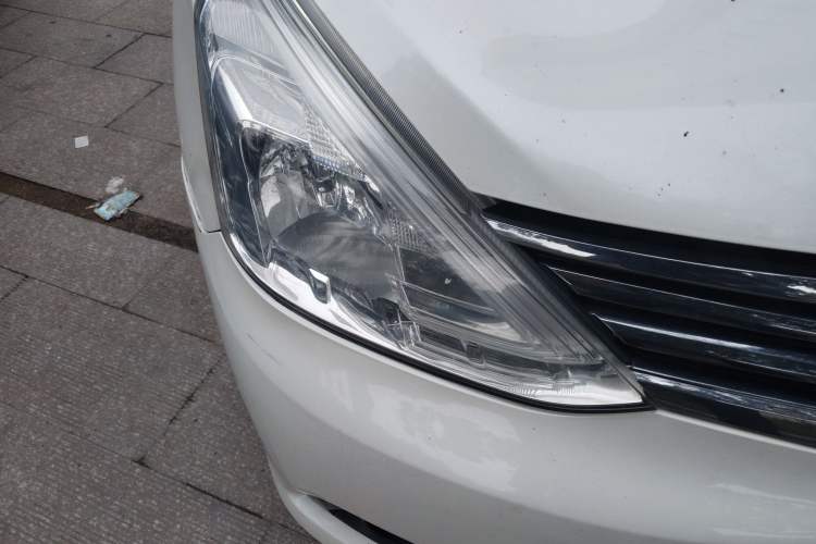 Used Nissan Livina 2013 1.6XL Manual Luxury Edition Right Front Headlight