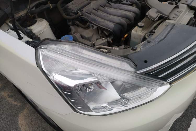 Used Nissan Livina 2013 1.6XL Manual Luxury Edition Right Front Headlight