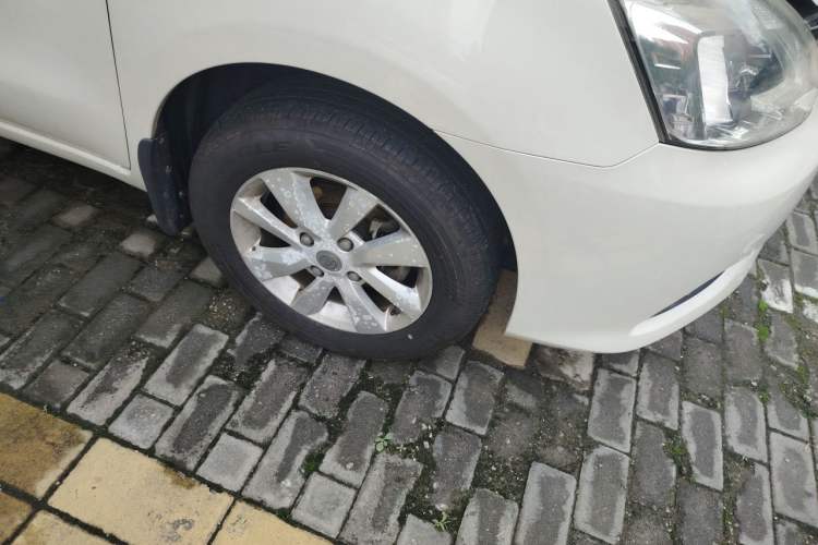 Used Nissan Livina 2013 1.6XE Manual Comfort Edition Right Front Wheel Hub