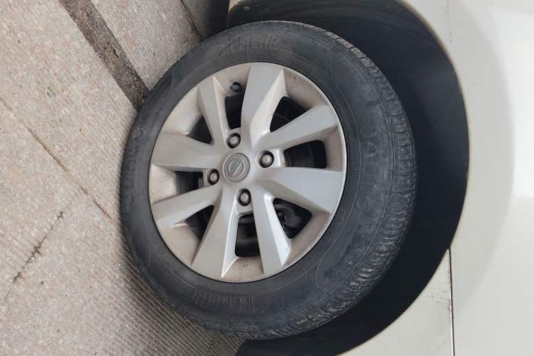 Used Nissan Livina 2013 1.6XL Manual Luxury Edition Right Front Wheel Hub