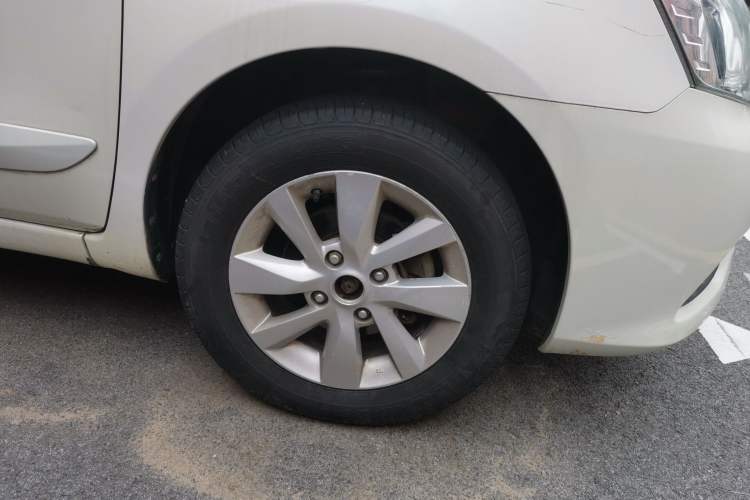 Used Nissan Livina 2013 1.6XL Manual Luxury Edition Right Front Wheel Hub