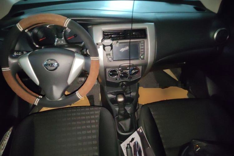 Used Nissan Livina 2013 Jingrui 1.6XL Manual Comfort Edition Center Console