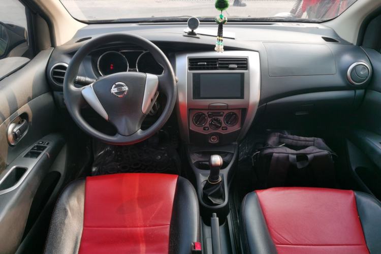 Used Nissan Livina 2013 JINRUI 1.6XV Manual Luxury Edition Center Console
