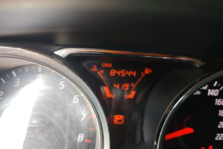 Used Nissan Livina 2013 JINRUI 1.6XV CVT Luxury Edition Odometer Close Up