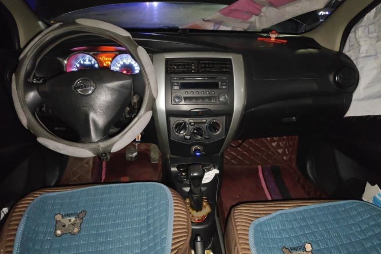 Used Nissan Livina 2015 1.6XE Manual Comfort Edition Center Console