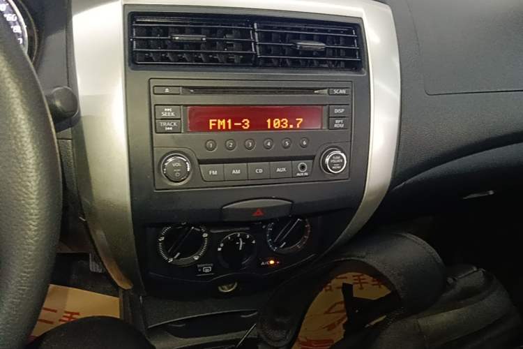 Used Nissan Livina 2015 1.6XE Manual Comfort Edition Audio And AC Panel