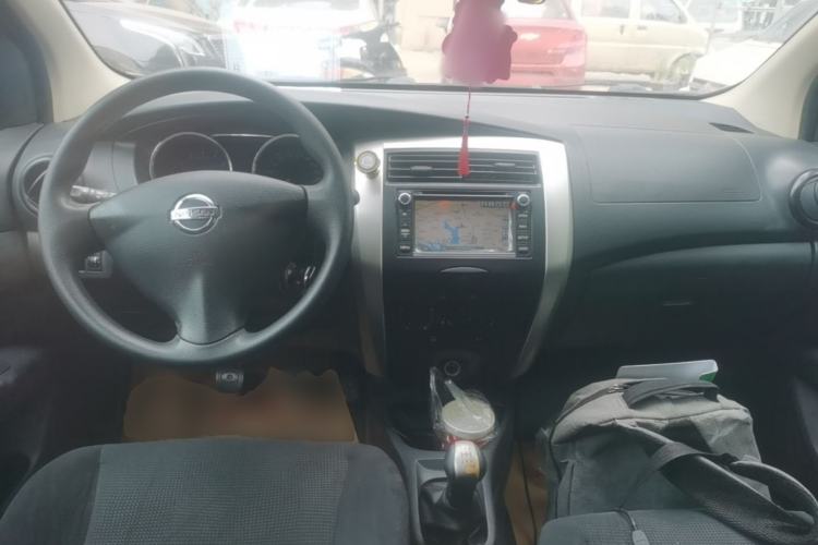 Used Nissan Livina 2015 1.6XE Manual Comfort Edition Center Console