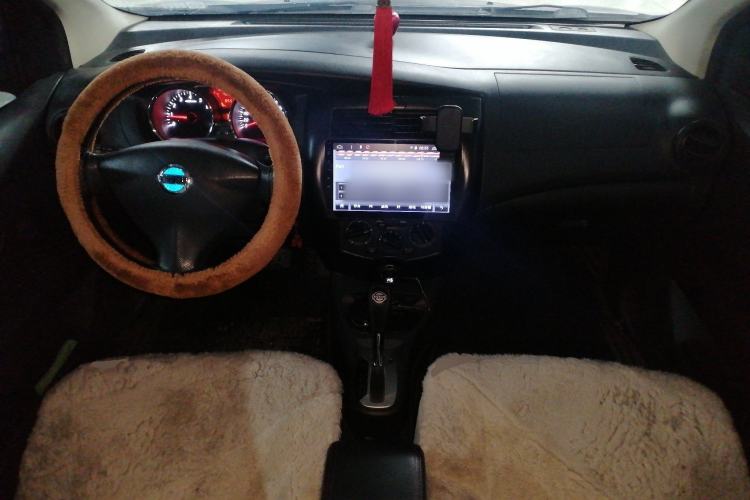 Used Nissan Livina 2015 1.6XE CVT Comfort Edition Center Console