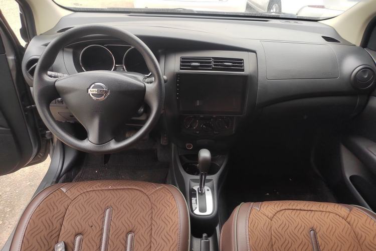 Used Nissan Livina 2015 1.6XE CVT Comfort Edition Center Console